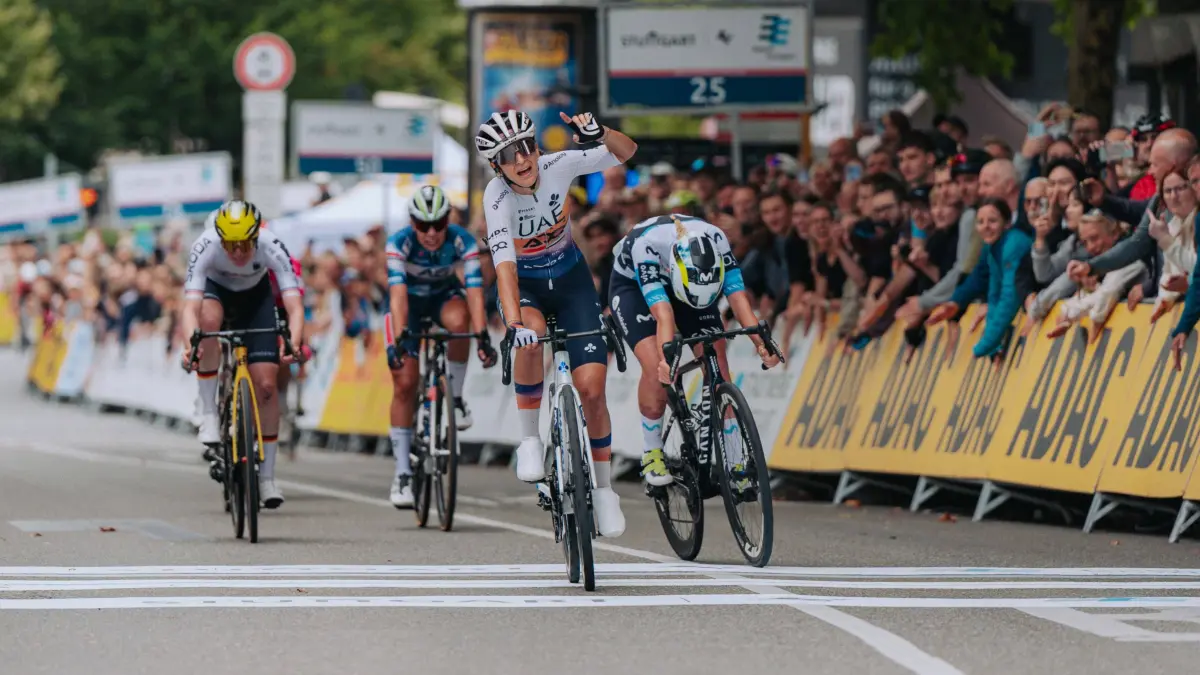 Eleonora Gasparrini UAE Team ADQ reisst den Arm hoch und gewinnt vor Cat Ferguson Movistar und Linda Riedmann Deutsche Nationalmannschaft, Women s Cycling Grand Prix 2025, Stuttgart, Radrennen, 14.09.2025, Women s Cycling Grand Prix 2025, Stuttgart, Radrennen, 14.09.2025 Stuttgart *** Eleonora Gasparrini UAE Team ADQ raises her arm and wins ahead of Cat Ferguson Movistar and Linda Riedmann German national team , Women s Cycling Grand Prix 2025, Stuttgart, Cycling race, 14 09 2025, Women s Cycling Grand Prix 2025, Stuttgart, Cycling race, 14 09 2025 Stuttgart Copyright: xEibner-Pressefoto/LarsxNeumannx EP_LNN