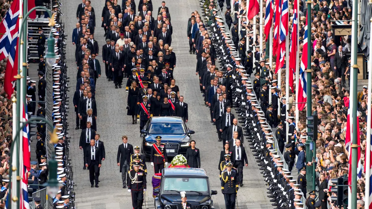 NORWAY-ROYALS-HARALD-FUNERAL: The coffin of late King Harald V of Norway is carried amid honour guards during a royal procession from the Royal Palace Chapel to the Cathedral in Oslo on September 9, 2026. (Photo by Cornelius Poppe / NTB / AFP) / Norway OUT