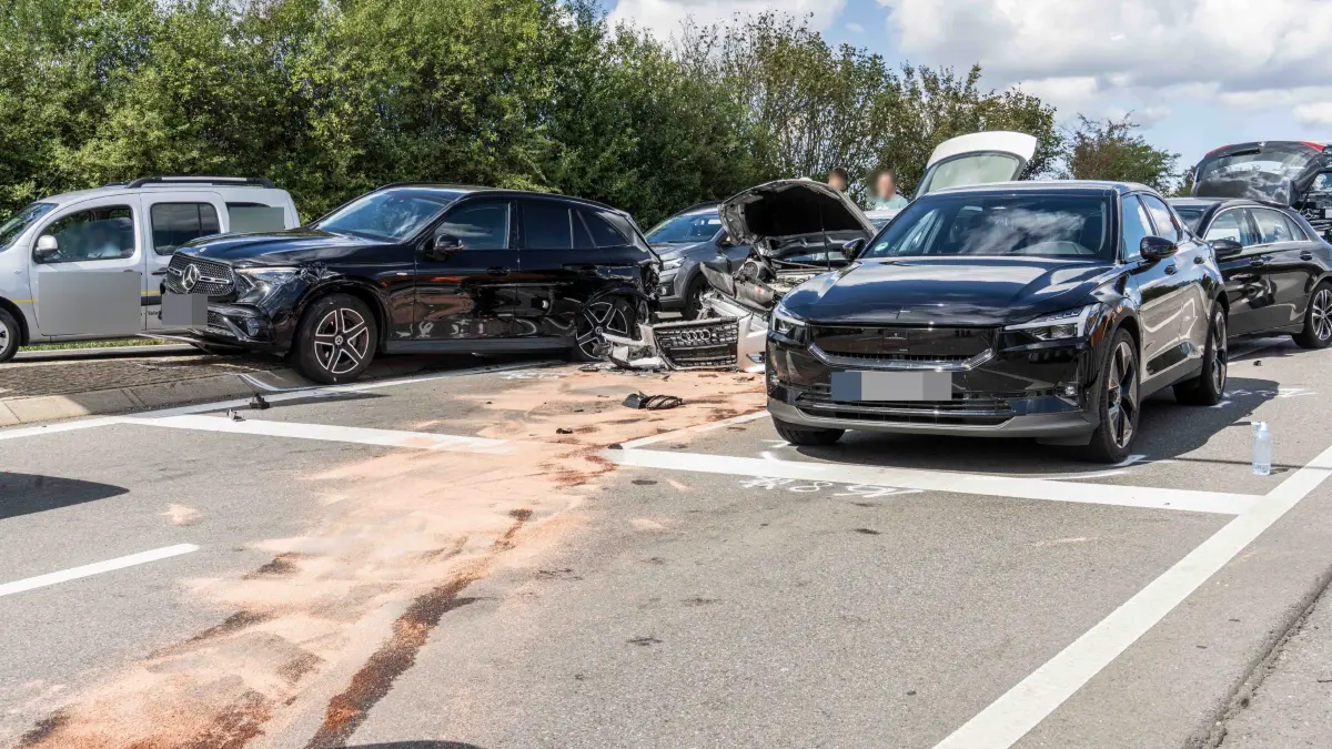 Ein Verkehrsunfall mit fuenf beteiligten Fahrzeugen ereignete sich am Donnerstag (10.09.2026) gegen 12.50 Uhr auf der Bundesstrasse 464 bei Holzgerlingen.<br />
<br />
Ein 87 Jahre alter Audi-Lenker fuhr von Boeblingen in Richtung Reutlingen. Aus noch ungeklaerter Ursache kollidierte er dabei mit einer 54 Jahre alten Mercedes-Lenkerin sowie einem 49 Jahre alten Mercedes-Lenker. Beide standen verkehrsbedingt an einer Ampel vor der Abfahrt in Richtung Kreisstrasse 1001/Ehningen. Der Mercedes des 49-Jaehrigen wurde dabei auf einen BMW eines 64-Jaehrigen geschoben und prallte schliesslich gegen ein Verkehrszeichen. Die 54-Jaehrige touchierte durch die Wucht der Kollision wiederum einen ebenfalls an der Ampel stehenden Polestar eines 35-Jaehrigen.<br />
<br />
Waehrend der 87-Jaehrige den bisherigen Erkenntnissen zufolge unverletzt blieb, erlitt die 54-Jaehrige schwere Verletzungen und wurde vom Rettungsdienst in ein Krankenhaus gebracht. Der 35-jaehrige Polstar-Fahrer sowie eine 57 Jahre alte Beifahrerin der 54-jaehrigen Mercedes-Lenkerin erlitten leichte Verletzungen. Sie wurden vor Ort vom Rettungsdienst versorgt.<br />
<br />
Der bei dem Unfall entstandene Sachschaden duerfte sich auf insgesamt rund 45.000 Euro belaufen. Drei der fuenf beteiligten Fahrzeuge waren nicht mehr fahrbereit und mussten abgeschleppt werden. Im Zuge der Unfallaufnahme musste die Fahrbahn bis etwa 16.00 Uhr gesperrt werden.<br />
<br />
Zeugen, die den Unfall beobachten konnten oder denen der 87 Jahre alte Audi-Lenker eventuell bereits im Vorfeld auffiel, werden gebeten, sich unter der Tel. 0711 6869-0 oder per E-Mail an stuttgart-vaihingen.vpi@polizei.bwl.de mit der Verkehrspolizeiinspektion Ludwigsburg in Verbindung zu setzen.