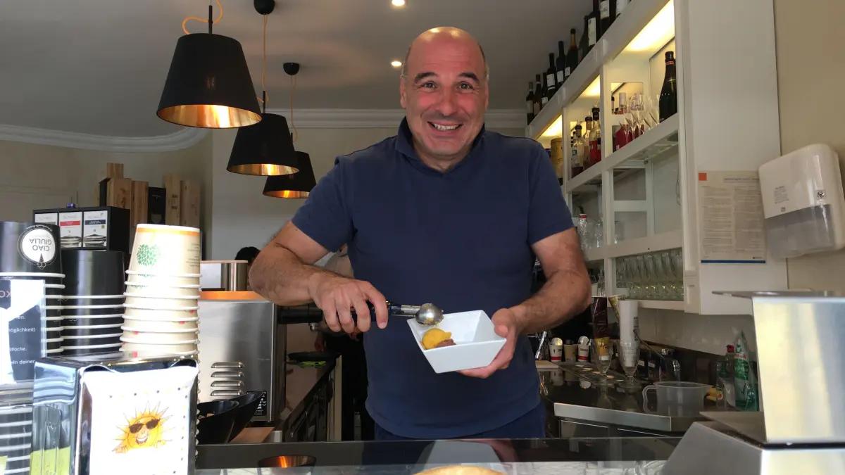 Leckerei am Nachmittag: Benedetto Gamuzza am Tresen der Eisdiele Ciao Giulia in Sindelfingen.