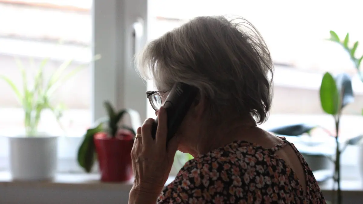 Winden Themenbild - Enkeltrick, Neffentrick, Telefontrick, Telefonbetrug, Betrug, Telefonstreich, Telefonieren Themenbild - Enkeltrick, Neffentrick, Telefontrick, Telefonbetrug, Betrug, Telefonstreich, Telefonieren XMR, Model release Vertrag liegt vor, eine aeltere Frau, Rentnerin, Seniorin telefoniert mit ihrend Händen und Fingern und ihrem Telefon, Festnetzapperat,klingeln eines Telefonapperates, Telefonhöhrer, auf der Couch neben dem Tisch in ihrem Wohnzimmer, Symbolbild, Themenbild, Featurebild *** Wind theme image grandson trick, nephew trick, phone trick, phone scam, scam, prank call, phone call theme image grandson trick, nephew trick, phone trick, phone scam, scam, prank call, phone call XMR, model release contract is present, Copyright: xFleigx/xEibner-Pressefotox EP_dfg