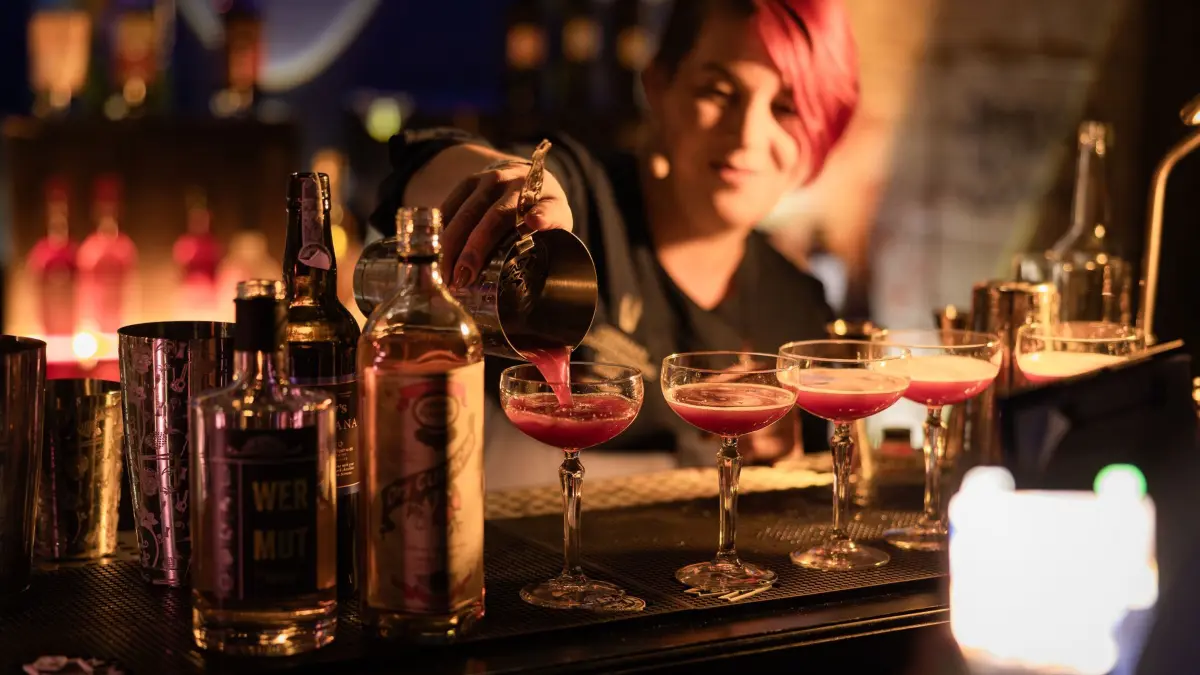 Bei den Bar Wars im Classic Rock Café treten acht Bartenderinnen und Bartender in acht unterschiedlichen Challenges gegeneinander an.