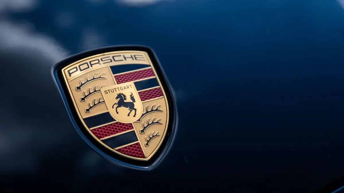 Porsche AG: ARCHIV - 27.07.2026, Baden-Württemberg, Stuttgart: Das Porsche Logo ist auf einem Porsche-Fahrzeug zu sehen. (zu dpa: «Was hinter dem Verkauf von Anteilen bei Porsche steckt») Foto: Christoph Schmidt/dpa +++ dpa-Bildfunk +++