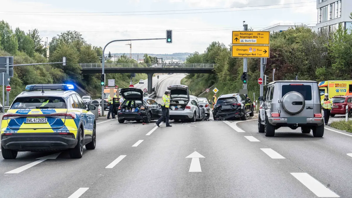 Ein Verkehrsunfall mit fuenf beteiligten Fahrzeugen ereignete sich am Donnerstag (10.09.2026) gegen 12.50 Uhr auf der Bundesstrasse 464 bei Holzgerlingen.<br />
<br />
Ein 87 Jahre alter Audi-Lenker fuhr von Boeblingen in Richtung Reutlingen. Aus noch ungeklaerter Ursache kollidierte er dabei mit einer 54 Jahre alten Mercedes-Lenkerin sowie einem 49 Jahre alten Mercedes-Lenker. Beide standen verkehrsbedingt an einer Ampel vor der Abfahrt in Richtung Kreisstrasse 1001/Ehningen. Der Mercedes des 49-Jaehrigen wurde dabei auf einen BMW eines 64-Jaehrigen geschoben und prallte schliesslich gegen ein Verkehrszeichen. Die 54-Jaehrige touchierte durch die Wucht der Kollision wiederum einen ebenfalls an der Ampel stehenden Polestar eines 35-Jaehrigen.<br />
<br />
Waehrend der 87-Jaehrige den bisherigen Erkenntnissen zufolge unverletzt blieb, erlitt die 54-Jaehrige schwere Verletzungen und wurde vom Rettungsdienst in ein Krankenhaus gebracht. Der 35-jaehrige Polstar-Fahrer sowie eine 57 Jahre alte Beifahrerin der 54-jaehrigen Mercedes-Lenkerin erlitten leichte Verletzungen. Sie wurden vor Ort vom Rettungsdienst versorgt.<br />
<br />
Der bei dem Unfall entstandene Sachschaden duerfte sich auf insgesamt rund 45.000 Euro belaufen. Drei der fuenf beteiligten Fahrzeuge waren nicht mehr fahrbereit und mussten abgeschleppt werden. Im Zuge der Unfallaufnahme musste die Fahrbahn bis etwa 16.00 Uhr gesperrt werden.<br />
<br />
Zeugen, die den Unfall beobachten konnten oder denen der 87 Jahre alte Audi-Lenker eventuell bereits im Vorfeld auffiel, werden gebeten, sich unter der Tel. 0711 6869-0 oder per E-Mail an stuttgart-vaihingen.vpi@polizei.bwl.de mit der Verkehrspolizeiinspektion Ludwigsburg in Verbindung zu setzen.