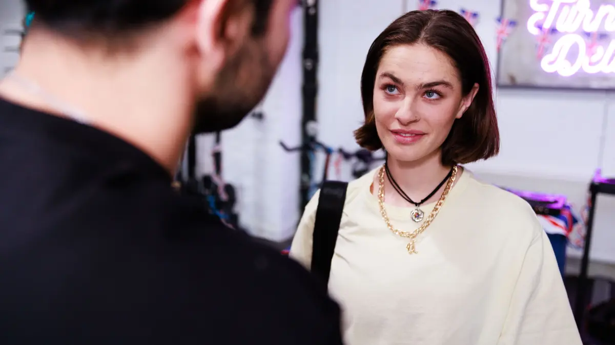 Larissa (Ilka Mahrholz) und Baris (Metehan Demiröz, Bild aus Folge 7958)