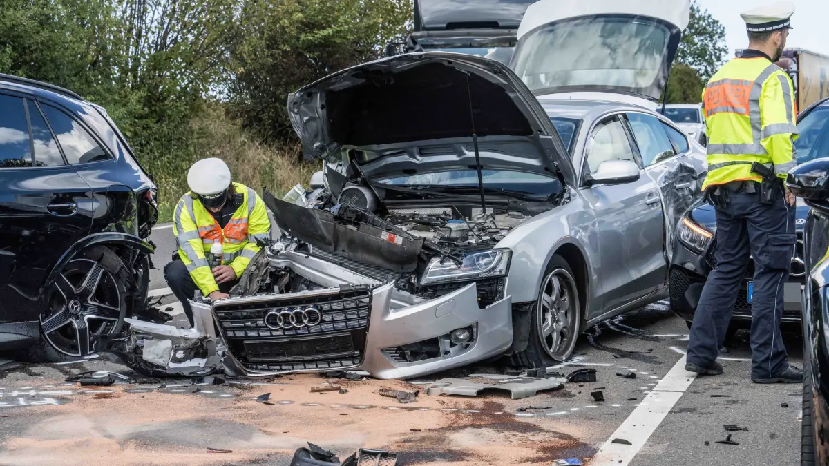 Ein Verkehrsunfall mit fuenf beteiligten Fahrzeugen ereignete sich am Donnerstag (10.09.2026) gegen 12.50 Uhr auf der Bundesstrasse 464 bei Holzgerlingen.<br />
<br />
Ein 87 Jahre alter Audi-Lenker fuhr von Boeblingen in Richtung Reutlingen. Aus noch ungeklaerter Ursache kollidierte er dabei mit einer 54 Jahre alten Mercedes-Lenkerin sowie einem 49 Jahre alten Mercedes-Lenker. Beide standen verkehrsbedingt an einer Ampel vor der Abfahrt in Richtung Kreisstrasse 1001/Ehningen. Der Mercedes des 49-Jaehrigen wurde dabei auf einen BMW eines 64-Jaehrigen geschoben und prallte schliesslich gegen ein Verkehrszeichen. Die 54-Jaehrige touchierte durch die Wucht der Kollision wiederum einen ebenfalls an der Ampel stehenden Polestar eines 35-Jaehrigen.<br />
<br />
Waehrend der 87-Jaehrige den bisherigen Erkenntnissen zufolge unverletzt blieb, erlitt die 54-Jaehrige schwere Verletzungen und wurde vom Rettungsdienst in ein Krankenhaus gebracht. Der 35-jaehrige Polstar-Fahrer sowie eine 57 Jahre alte Beifahrerin der 54-jaehrigen Mercedes-Lenkerin erlitten leichte Verletzungen. Sie wurden vor Ort vom Rettungsdienst versorgt.<br />
<br />
Der bei dem Unfall entstandene Sachschaden duerfte sich auf insgesamt rund 45.000 Euro belaufen. Drei der fuenf beteiligten Fahrzeuge waren nicht mehr fahrbereit und mussten abgeschleppt werden. Im Zuge der Unfallaufnahme musste die Fahrbahn bis etwa 16.00 Uhr gesperrt werden.<br />
<br />
Zeugen, die den Unfall beobachten konnten oder denen der 87 Jahre alte Audi-Lenker eventuell bereits im Vorfeld auffiel, werden gebeten, sich unter der Tel. 0711 6869-0 oder per E-Mail an stuttgart-vaihingen.vpi@polizei.bwl.de mit der Verkehrspolizeiinspektion Ludwigsburg in Verbindung zu setzen.