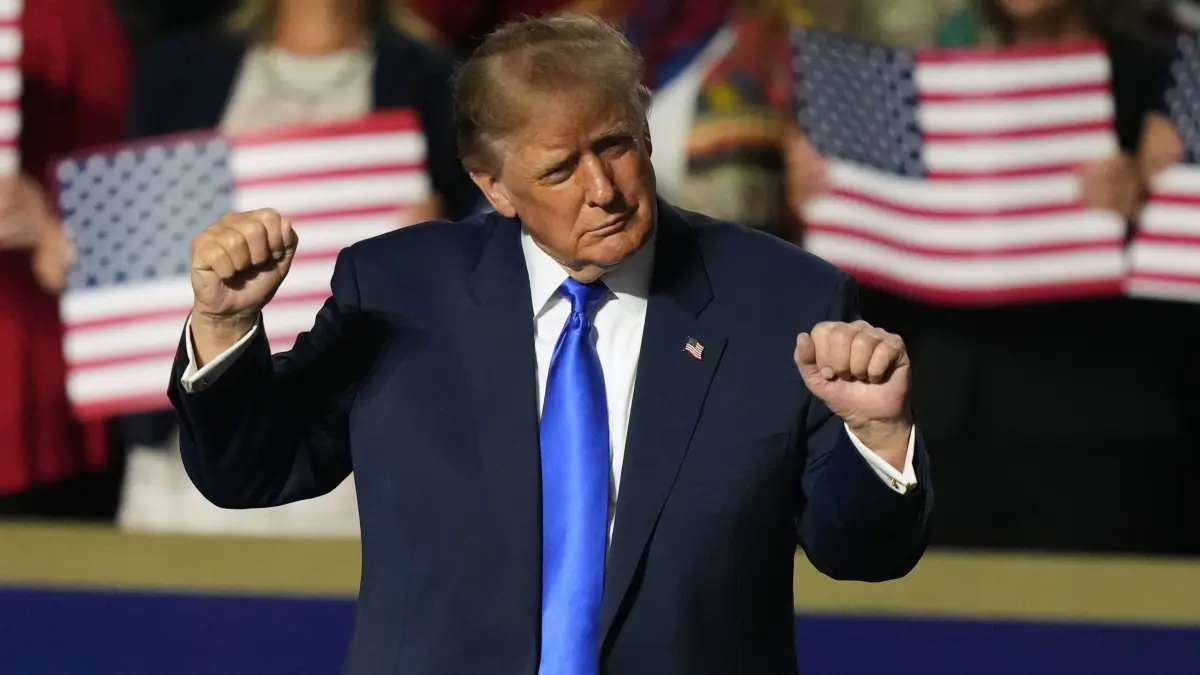 Republikaner-Parteitag vor Zwischenwahlen in USA: 09.09.2026, USA, Dallas: US-Präsident Donald Trump tanzt nach seiner Rede auf dem Parteitag der Republikaner. Foto: Alex Brandon/AP/dpa +++ dpa-Bildfunk +++