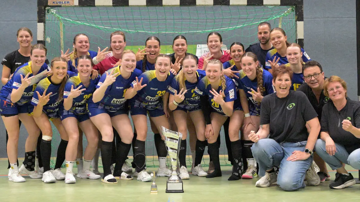Die HSG-Mannschaft nach dem Turniersieg in Köngen. Hinten von links: Trainerin Mona Binder, Lara Kreideweiß, Franziska Lieb, Melina Lomuscio, Marlene Kriessler, Luisa Thellmann, Lea Allmendinger, Trainer Benjamin Schwarz, Jorina Schade. Vorne von links: Katharina Seiter, Leonie Strack, Laura Dobler, Marie Elsäßer, Svenja Biehl, Julia Rienhard, Helena Amor, Muriel Vohl, Paula Kraft.