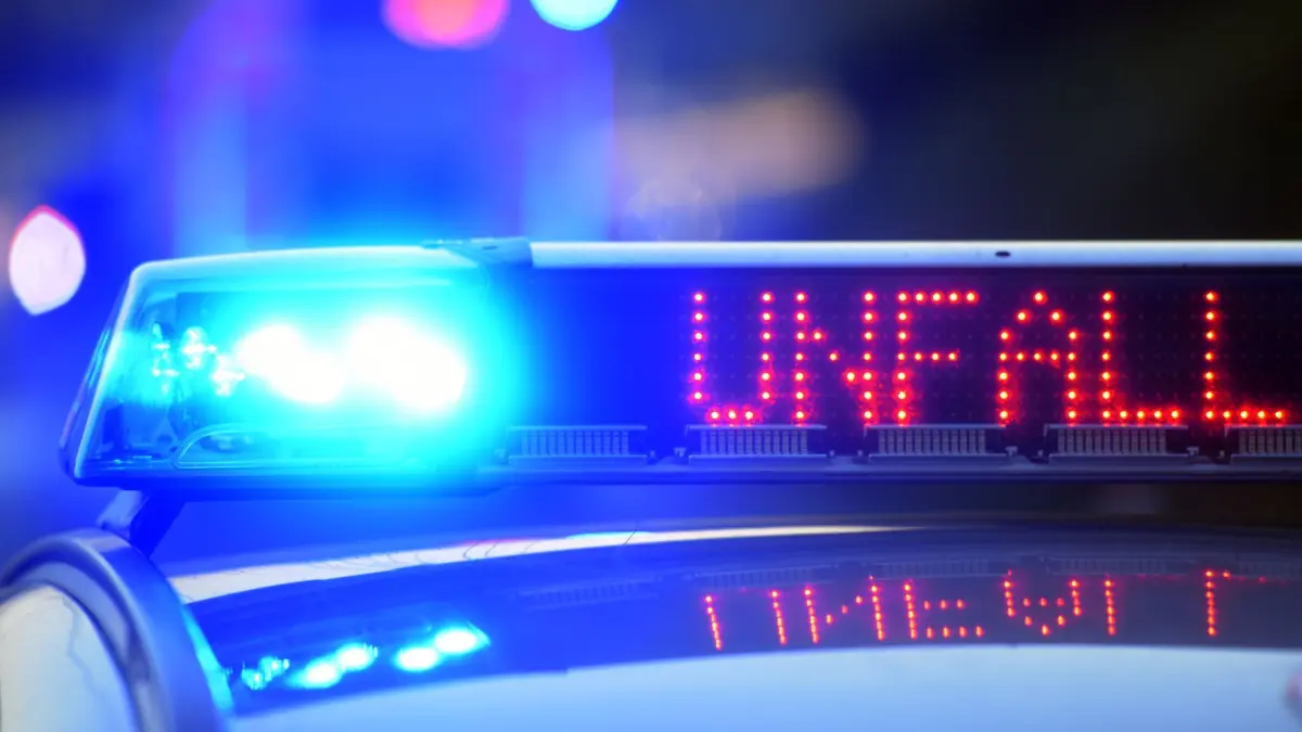 Polizei sichert Unfallstelle: ARCHIV - 11.06.2017, Bayern, Günzburg: Auf einem Polizeifahrzeug warnt am 12.06.2017 auf der Autobahn A8 eine Leuchtschrift vor einer Unfallstelle. Foto\ Stefan Puchner/dpa (zu dpa: «A28 nach tödlichem Unfall weiterhin gesperrt») Foto: Stefan Puchner/dpa +++ dpa-Bildfunk +++
