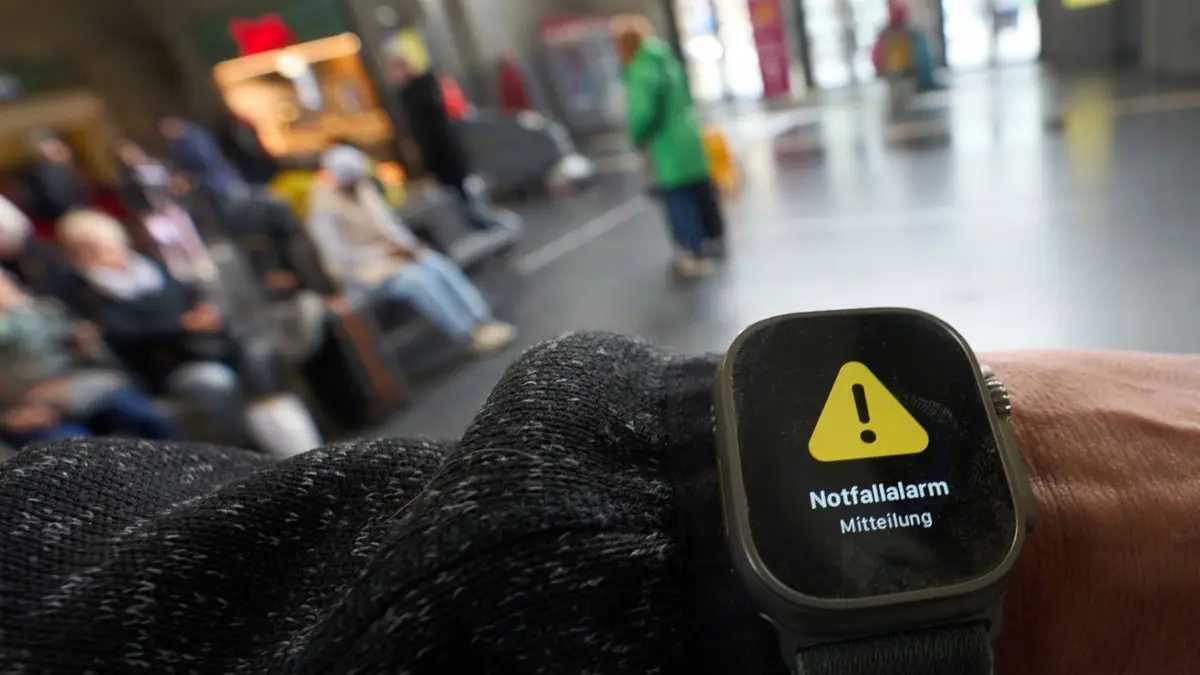 Ein Warnhinweis wird am Landesweiten Warntag mit zentralem Probealarm für alle Warnapps auf einer Smartwatch angezeigt. Das Land Rheinland-Pfalz probt erneut für den Ernstfall und versendet landesweit einen Alarm über seine Notfallsysteme.