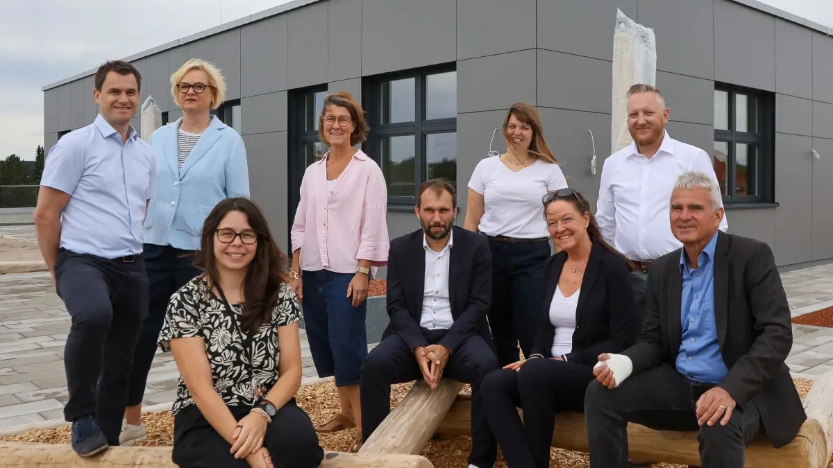 Sachsenheim, Übergabe der Kindertagesstätte über dem Aldi, v.li.: Sven Kaiser Kita Verwaltung, Inga Mollerus Fachbereich Verwaltung, Jessica Ayala Projektleitung Littlebig Future, Nicole Toussaint-Prella Bauhofleitung, Michael Bergmann Littlebig Future, Lea Schneider Kita Verwaltung, Anne Kuhlmann Einrichtungsleitung, Stefan Wachter Hochbau Stadt Sachsenheim, BM Holger Albrich. Foto: Oliver Bürkle