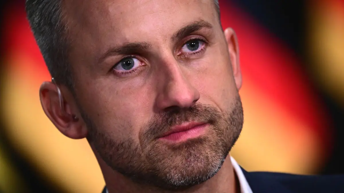 Landtagswahl in Sachsen-Anhalt - Wahlparty AfD: ARCHIV - 06.09.2026, Sachsen-Anhalt, Magdeburg: Ulrich Siegmund (AfD), Spitzenkandidat und Co-Vorsitzender der AfD-Landtagsfraktion Sachsen-Anhalt, gibt nach der Wahlparty der AfD im Alten Theater ein Interview. (zu dpa: «Rollt die «blaue Welle» jetzt nach Niedersachsen?») Foto: Sebastian Gollnow/dpa +++ dpa-Bildfunk +++