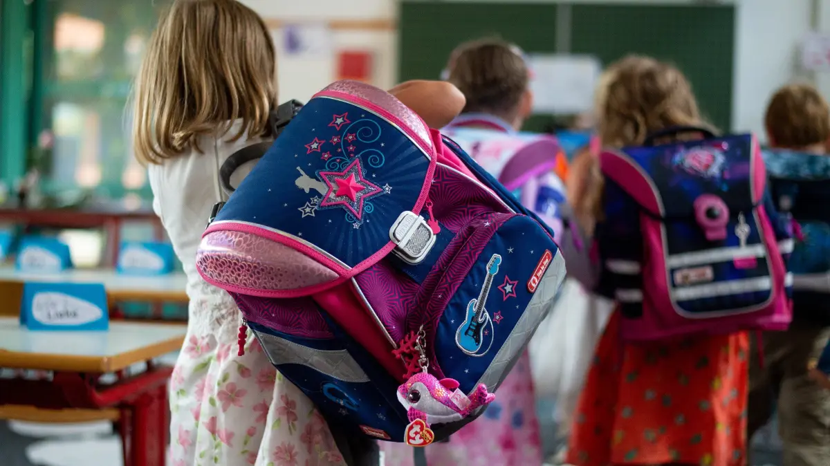 Kopie von: Einschulung in Bardowick: 11.08.2018, Niedersachsen, Bardowick: Erstklässler gehen nach dem Begrüssungsunterricht aus dem Klassenzimmer.
Download am 11.09.2020 für POLI Kachel
Foto: Philipp Schulze/dpa +++ dpa-Bildfunk +++ | Verwendung weltweit