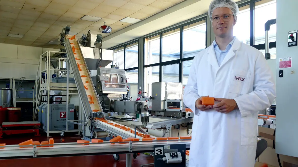 Valentin Teuffel, der Geschäftsführer von Speick Naturkosmetik in Leinfelden, in der Seifenproduktion der Firma. Seit fast 100 Jahren produziert das Unternehmen die lachsrote Speick-Seife.
