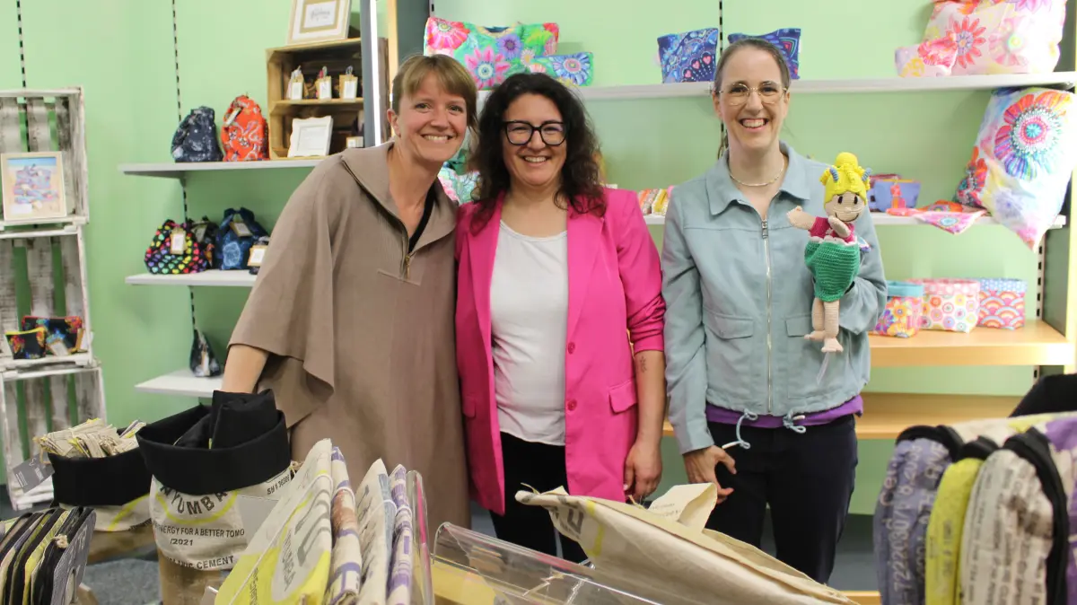 Archivfoto! Vor der Eröffnung des Kreativ-Shops UnikatLE im Frühjahr 2026: die Gründerin Hatice Reith (Mitte) und die Künstlerinnen Sarah Ambani (links) und Daniela Schiffler
