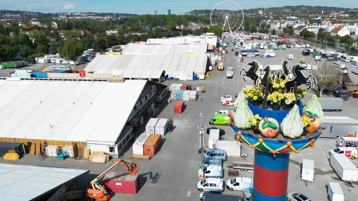 Vor dem 179. Cannstatter Volksfest: PRODUKTION - 11.09.2026, Baden-Württemberg, Stuttgart: Die neue Fruchtsäule steht auf dem Festgelände Cannstatter Wasen neben Festzelten, die aufgebaut werden. Die Fruchtsäule ist ein Wahrzeichen des Festes, sie soll an die Ursprünge des Festes im 19. Jahrhundert erinnern. Foto: Bernd Weißbrod/dpa +++ dpa-Bildfunk +++