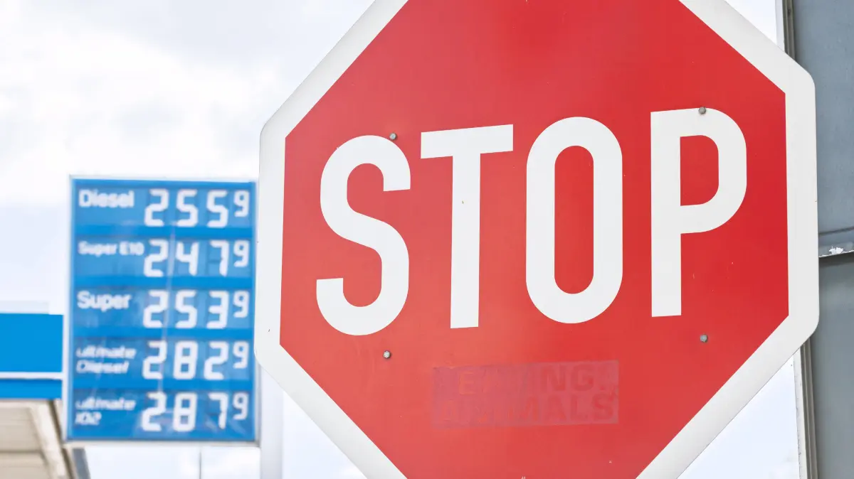 Rekordhohe Spritpreise an Aral-Tankstelle in Bonn - 11.09.26: Rekordhohe Spritpreise an Aral-Tankstelle in Bonn - 11.09.26 Vor einem STOP Schild zeigt die Preistafel einer Aral-Tankstelle an der Bundesstraße B9 in Bonn-Bad Godesberg Rekordwerte: Diesel 2,55 Euro, Super E10 2,47 Euro und Super 2,53 Euro pro Liter. Der eskalierende Iran-Konflikt und die blockierte Straße von Hormus treiben den Rohölpreis und damit die Spritpreise auf ein neues Rekordhoch Symbolbild. KI Retusche: Sticker an STOP Schild entfernt Bonn Bad Godesberg Nordrhein-Westfalen Deutschland *** Record-High Gas Prices at Aral Gas Station in Bonn, September 11, 2026 In front of a STOP sign, the price board at an Aral gas station on Federal Highway B9 in Bonn-Bad Godesberg shows record prices: diesel at 2.55 euros, Super E10 at Copyright: xMarcxJohnx