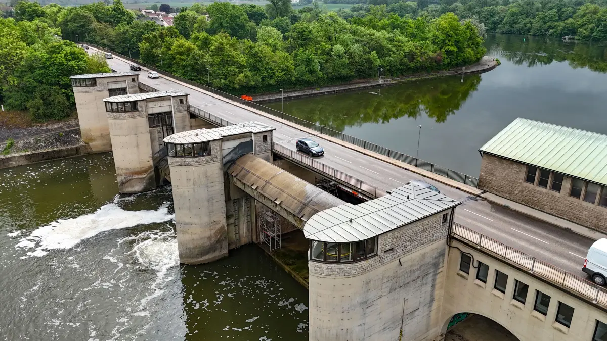 Besigheim
Neckarbrücke
An manchen Stellen der Brücke wurde schon mit der Sanierung begonnen.