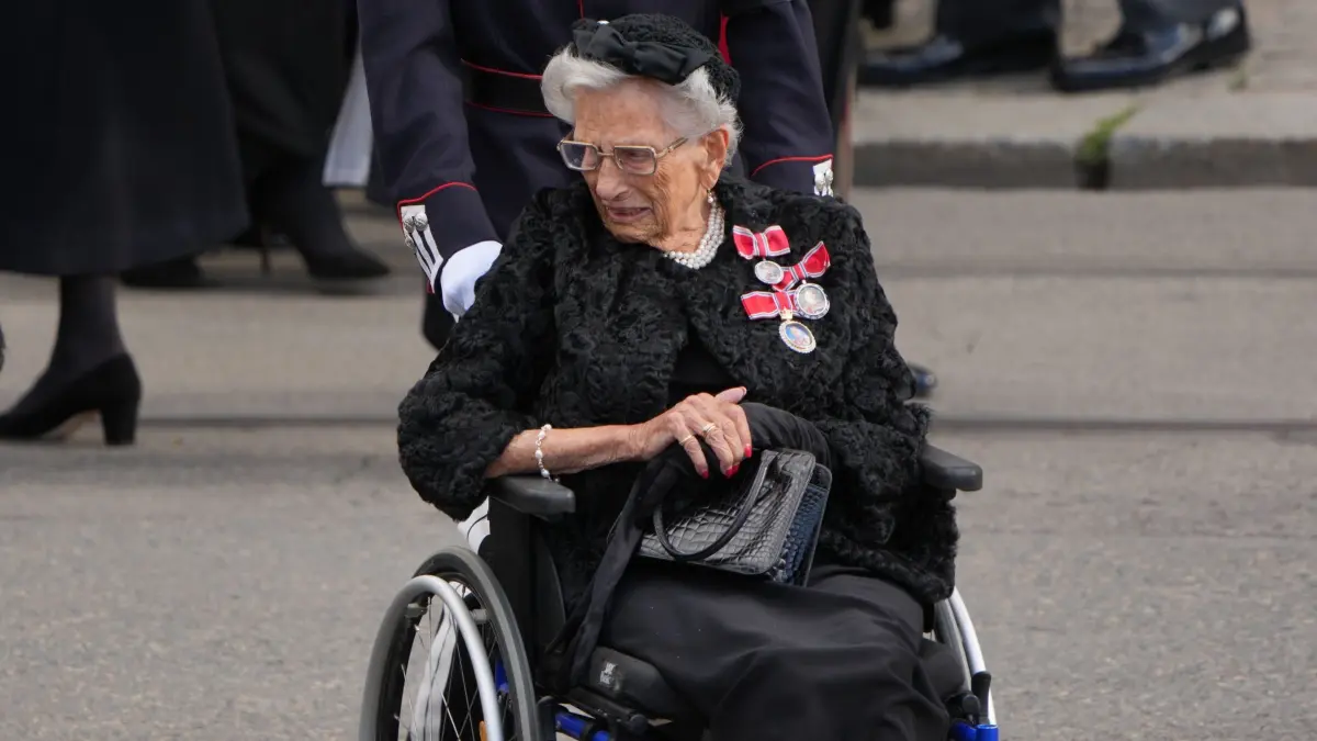 Norwegische Prinzessin Astrid gestorben: 09.09.2026, Norwegen, Oslo: Die norwegische Prinzessin Astrid verlässt am Mittwoch nach einer Trauerfeier für den norwegischen König Harald V. in Oslo die Osloer Kathedrale. Kurz nach dem Tod ihres Bruders König Harald V. ist die norwegische Prinzessin Astrid gestorben Foto: Markus Schreiber/AP/dpa +++ dpa-Bildfunk +++
