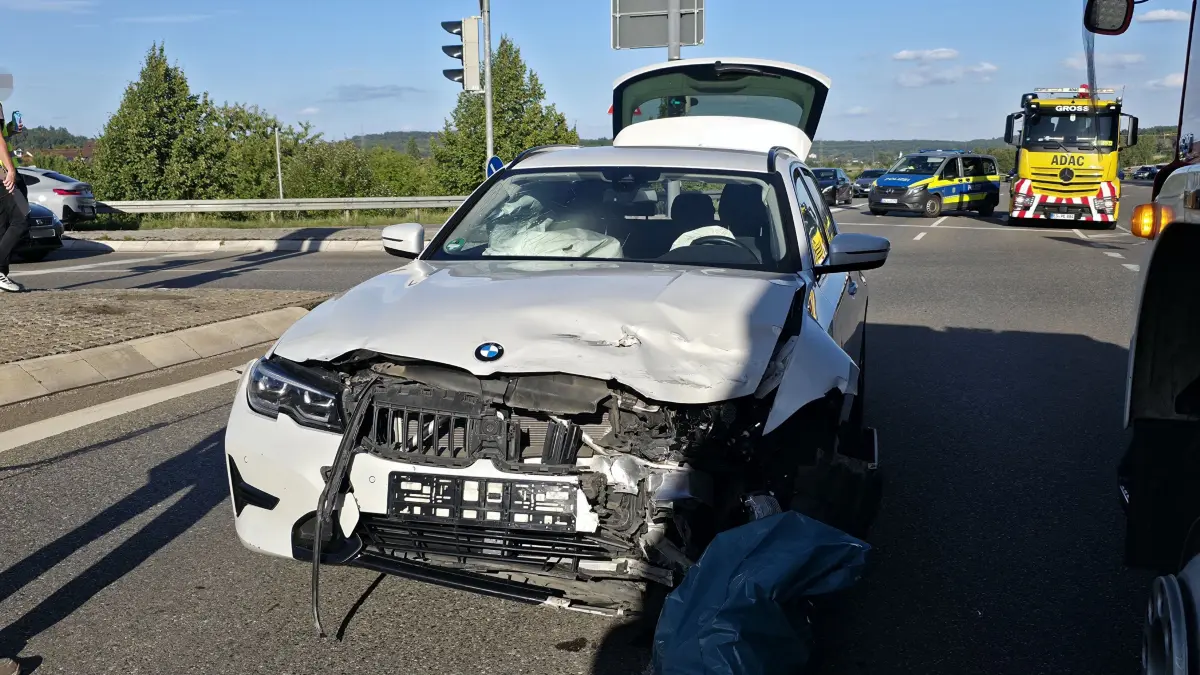 Renningen: Rotlichtverstoss fuehrt zu Verkehrsunfall: Am Freitagnachmittag gegen 16:40 Uhr kam es auf der B 295 and der Ampelkreuzung zur K 1015 zu einem Verkehrsunfall zwischen einem Opel und einem BMW. Der BMW befuhr die B 295 von Leonberg kommend in Richtung Weil der Stadt als ein Opel von der K 1015 nach links auf die B 295 Richtung Leonberg abbiegen wollte. Mutmasslich ueberfuhr der Opel eine fuer ihn geltende rote Ampel, warum es im Kreuzungsbereich zum Zusammenstoss bei der Fahrzeuge kam, der Opel wurde daraufhin einmal um die eigene Achse gedreht und kam quer auf der Gegenfahrbahn zum stehen. Die Feuerwehr Renningen, sowie der Rettungsdienst waren mit mehreren Fahrzeugen und Einsatzkraeften an der Unfallstelle nach derzeitigen Kenntnisstand der Polizei gab es bei dem Unfall keine Verletzten der Kreuzungsbereich der B 295 war fuer die Unfallaufnahme bis gegen 18:30 Uhr gesperrt, denn standen ne Sachschaden belaeuft sich auf mehrere 10.000 €. Beide Fahrzeuge waren nach dem Unfall nicht mehr fahrbereit und mussten abgeschleppt werden.