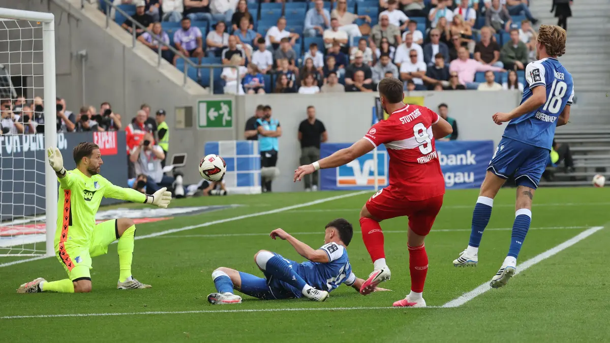 Fußball TSG 1899 Hoffenheim vs. VfB Stuttgart : BAU // Sinsheim , Fußball Bundesliga TSG 1899 Hoffenheim vs. VfB Stuttgart , von links: Oliver Baumann ( Hoff ) / Ermedin Demirovic ( VfB )