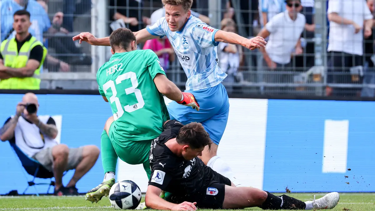 BAU // 05.09.2026, Deutschland, Stuttgart, Fussball, Regionalliga Südwest,
SV Stuttgarter Kickers vs. SG Barockstadt Fulda-Lehnerz, v.l. Jannik Reiner Horz (Fulda), Roko Ivankovic (Fulda), Sebastian Müller (Kickers), J