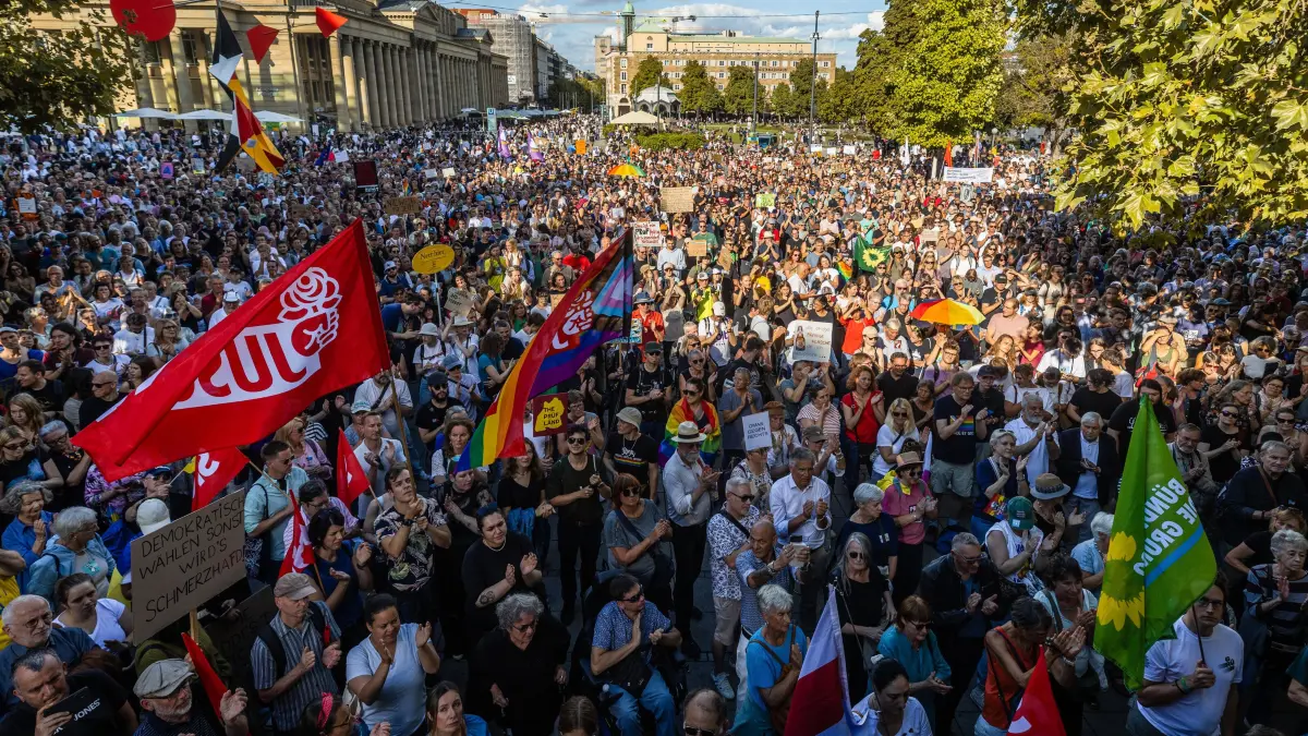 Mut statt Wut - Demo gegen Rechts: 12.09.2026, Stuttgart: Zahlreiche Menschen nehmen auf dem Schlossplatz an der „Mut statt Wut - Demo gegen Rechts“ teil. Die Demo findet als Antwort auf das Ergebnis der Landtagswahlen in Sachsen-Anhalt statt. Foto: Lichtgut/Christoph Schmidt