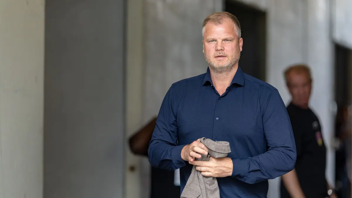 GER, TSG Hoffenheim vs. VfB Stuttgart, Fussball, 1. Bundesliga, 03. Spieltag, Spielzeit 2026/2027, 12.09.2026: Fabian Wohlgemuth (VfB Stuttgart, Vorstand Sport) vor dem Spiel beim Teambus Jacket in der Hand Blick nach vorne,
GER, TSG Hoffenheim vs. VfB Stuttgart, Fussball, 1. Bundesliga, 03. Spieltag, Spielzeit 2026/2027, 12.09.2026,
DFL/DFB REGULATIONS PROHIBIT ANY USE OF PHOTOGRAPHS AS IMAGE SEQUENCES AND/OR QUASI-VIDEO,
Foto: Eibner-Pressefoto/Jani Pless