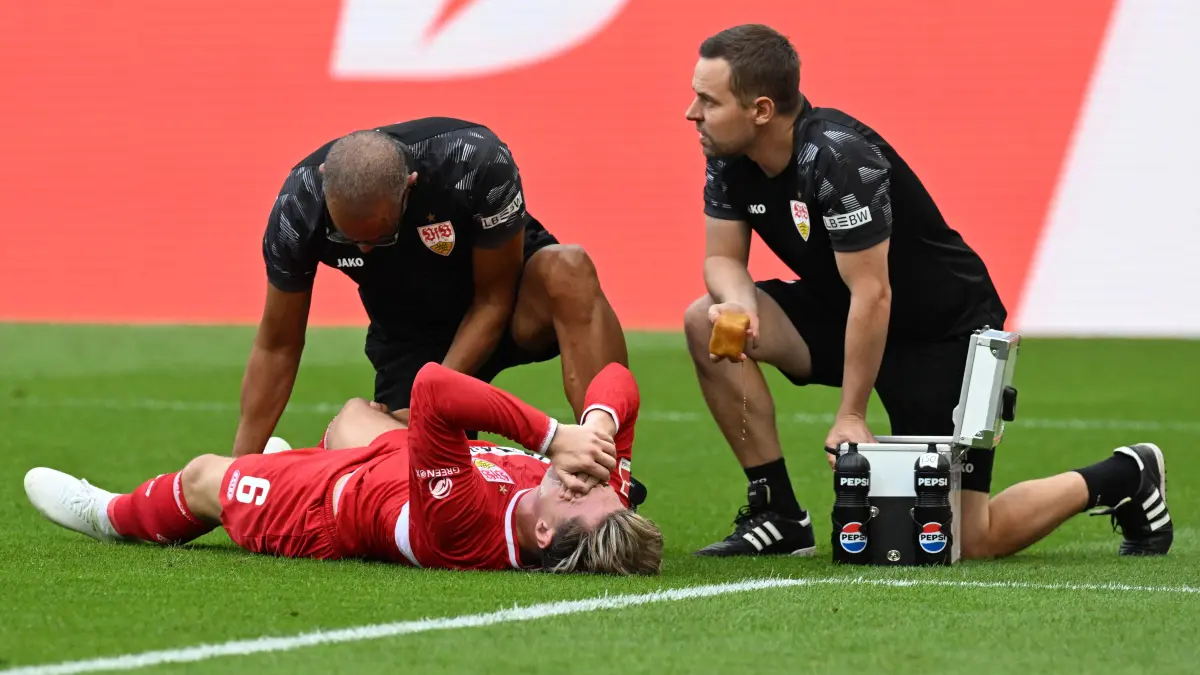 FBL-GER-BUNDESLIGA-HOFFENHEIM-STUTTGART: Stuttgart's German midfielder #06 Angelo Stiller gets medical treatment during the German first division Bundesliga football match between Hoffenheim and VfB Stuttgart in Sinsheim on September 12, 2026. (Photo by THOMAS KIENZLE / AFP) / DFL REGULATIONS PROHIBIT ANY USE OF PHOTOGRAPHS AS IMAGE SEQUENCES AND/OR QUASI-VIDEO