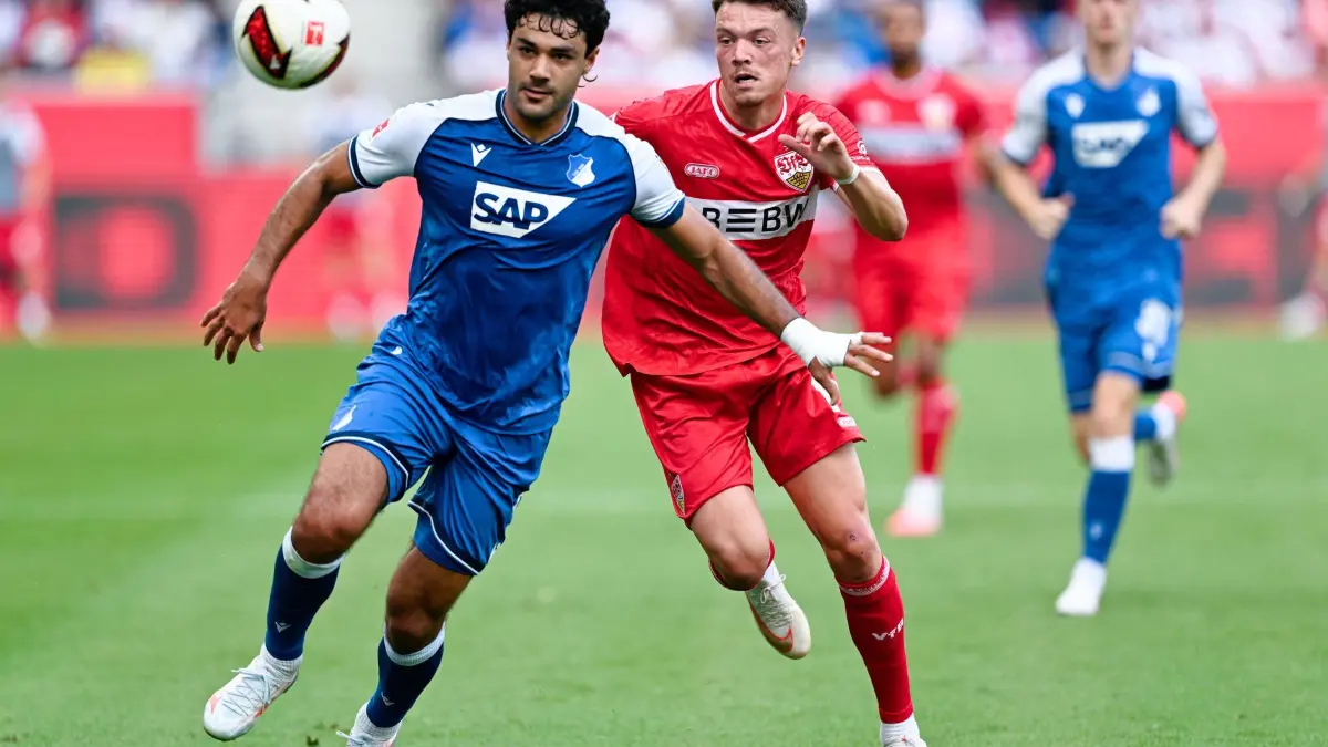 1899 Hoffenheim - VfB Stuttgart: 12.09.2026, Baden-Württemberg, Sinsheim: Fußball, Männer: Bundesliga, TSG 1899 Hoffenheim - VfB Stuttgart, 3. Spieltag, SNP Arena. Ozan Kabak (l, TSG Hoffenheim) und Dženan Pejčinović (VfB Stuttgart) kämpfen um den Ball. Foto: Uwe Anspach/dpa - WICHTIGER HINWEIS: Gemäß den Vorgaben der Bundesliga bzw. des DFB Deutscher Fußball-Bund ist es untersagt, in dem Stadion und/oder vom Spiel angefertigte Fotoaufnahmen in Form von Sequenzbildern und/oder videoähnlichen Fotostrecken zu verwerten bzw. verwerten zu lassen. +++ dpa-Bildfunk +++