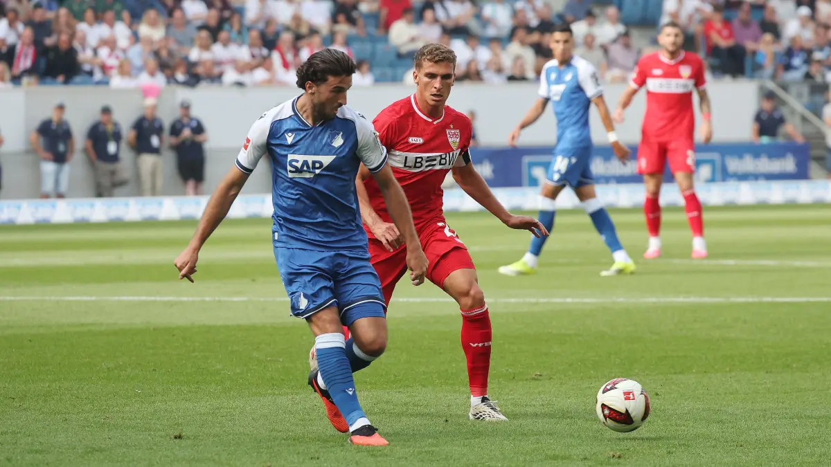 Fußball TSG 1899 Hoffenheim vs. VfB Stuttgart : BAU // Sinsheim , Fußball Bundesliga TSG 1899 Hoffenheim vs. VfB Stuttgart , von lins
ks: leon Avdullahu ( Hoff ) / Grischa Prämel ( VfB )