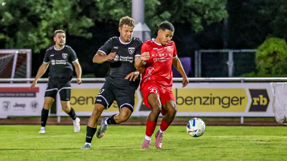 Fußball, Verbandsliga, SV Fellbach - SKV Rutesheim Nr.10 Maxim-Maurice Russ (dunkles Trikot) ,SVF Nr.21 Adao Gutzeit (rot)