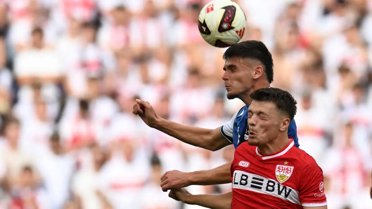 FBL-GER-BUNDESLIGA-HOFFENHEIM-STUTTGART: Stuttgart's German forward #17 Dzenan Pejcinovic (R) and Hoffenheim's Kosovan defender #21 Albian Hajdari vie for the ball during the German first division Bundesliga football match between Hoffenheim and VfB Stuttgart in Sinsheim on September 12, 2026. (Photo by THOMAS KIENZLE / AFP) / DFL REGULATIONS PROHIBIT ANY USE OF PHOTOGRAPHS AS IMAGE SEQUENCES AND/OR QUASI-VIDEO