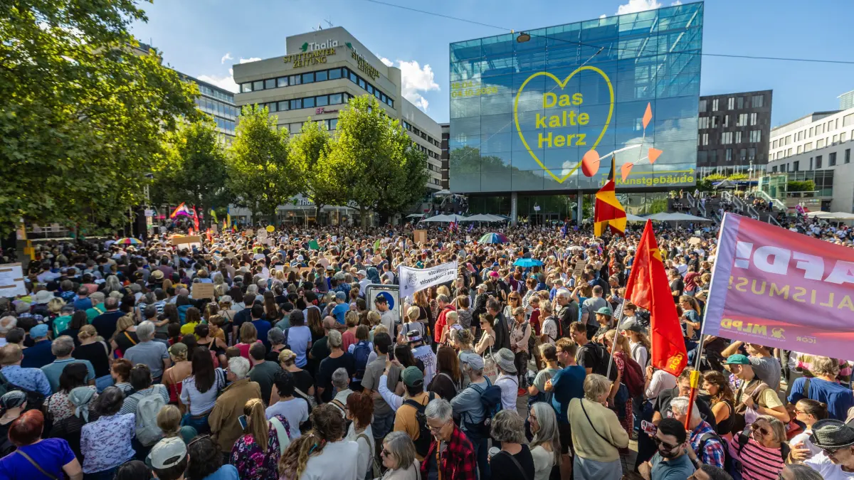 Mut statt Wut - Demo gegen Rechts: 12.09.2026, Stuttgart: Zahlreiche Menschen nehmen auf dem Schlossplatz an der „Mut statt Wut - Demo gegen Rechts“ teil. Die Demo findet als Antwort auf das Ergebnis der Landtagswahlen in Sachsen-Anhalt statt. Foto: Lichtgut/Christoph Schmidt