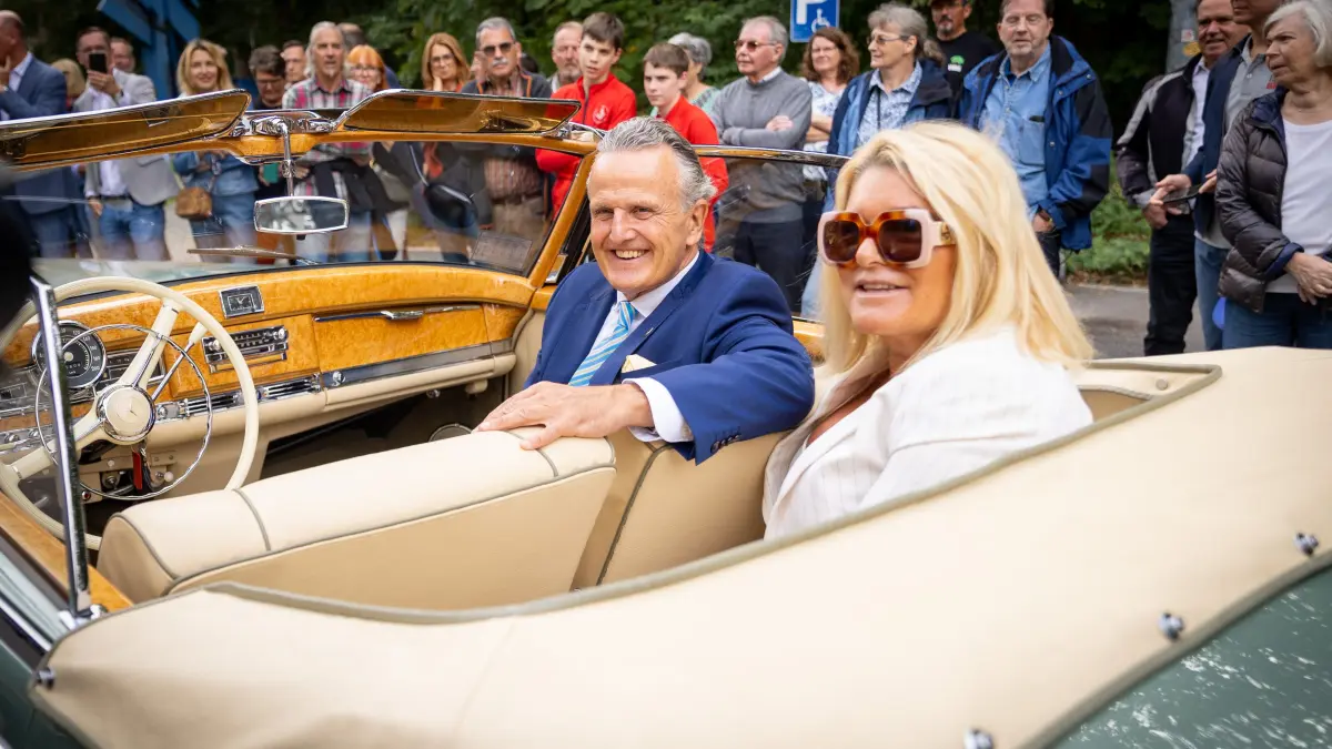 Oldtimer-Sternfahrt zum Jubiläum der Liederhalle & Fernsehturm: Stuttgart, Baden-Württemberg, 13.09.2026:
Oldtimer-Sternfahrt zum 70-jährigen Jubiläum der Liederhalle und des SWR Fernsehturms.
Im Bild: Frank Nopper (CDU, Oberbürgermeister der Landeshauptstadt Stuttgart) und seine Frau Gudrun Nopper in einem Oldtimer
Notiz: No model release. Kein Einverständnis für Werbung, keine Weitergabe an Dritte.