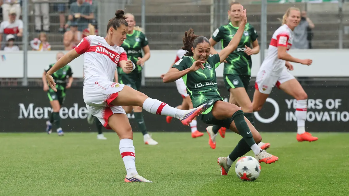 BAU // Stuttgart , Google Pixel Frauen-Bundesliga VfB Stuttgart vs VfL Wolfsburg , von links: Nicole Billa ( VfB ) Kessya Bussy ( Wolfs )