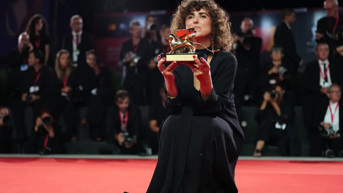 Die dänische Regisseurin May el-Toukhy, Gewinnerin des Goldenen Löwen für den besten Film für "Woman Unknown", posiert mit ihrem Preis für die Fotografen