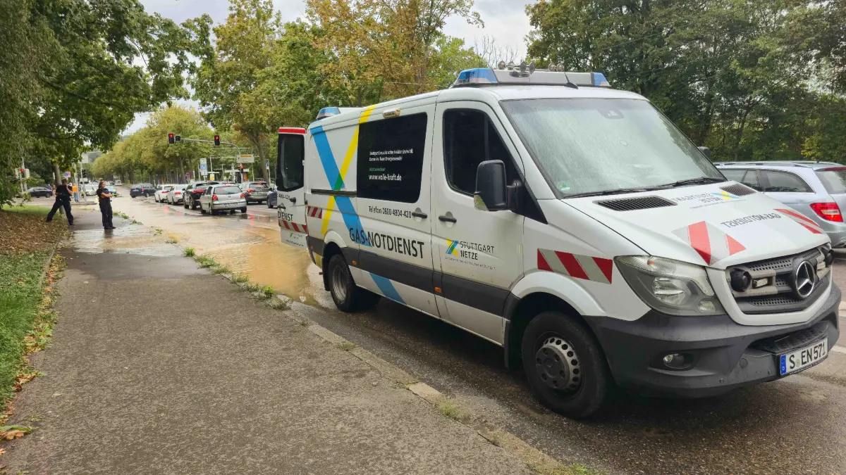 Am Sonntagmittag kam es in der Muehlhausener Strasse in Stuttgart-Muehlhausen zu einem groesseren Wasserrohrbruch. Gegen Mittag trat zunaechst Wasser auf die Fahrbahn aus und breitete sich im weiteren Verlauf zunehmend aus.<br />
<br />
Anfangs war lediglich eine Fahrbahnseite betroffen. Nach und nach trat jedoch so viel Wasser aus, dass auch die Gegenfahrbahn unter Wasser stand. Die Polizei sperrte daraufhin eine Fahrtrichtung und leitete den Verkehr oertlich um. <br />
Ebenfalls betroffen vom dem Wasserrohrbruch sine einige Haushalte. Wieviel aktuell ohne Wasserversorgung sind konnte man nicht sagen.<br />
<br />
Der zustaendige Notdienst der Netze BW Stuttgart wurde zur Einsatzstelle gerufen und kuemmerte sich um die Behebung des Wasserrohrbruchs. Die Arbeiten koennten nach ersten Einschaetzungen mehrere Stunden in Anspruch nehmen.<br />
<br />
Waehrend der Reparaturarbeiten muss mit Verkehrsbehinderungen im Bereich der Muehlhausener Strasse gerechnet werden. Die Polizei ist vor Ort und regelt den Verkehr.