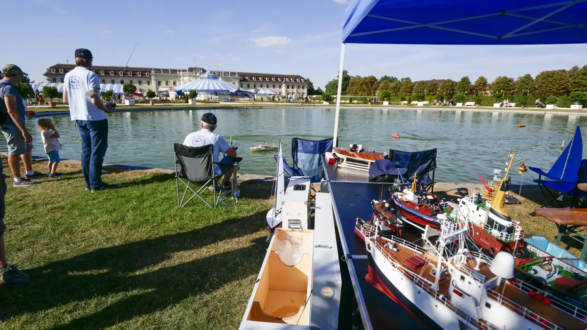 Ludwigsburg - Lichterzauber im Blüba: Nachmittags Programm mit Modellschiffe auf dem südlichen Schlosssee und Zauberer Thilo Schoppe