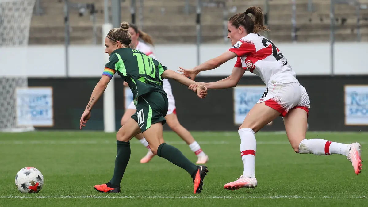 Stuttgart , Google Pixel Frauen-Bundesliga VfB Stuttgart vs VfL Wolfsburg , von links: Svenja Huth Wolfs / Reena Wichmann VfB *** Stuttgart, Google Pixel Women s Bundesliga: VfB Stuttgart vs. VfL Wolfsburg from left: Svenja Huth Wolfsburg, Reena Wichmann VfB