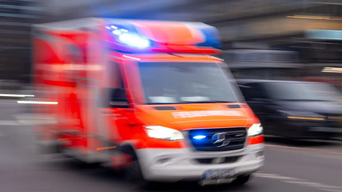 Krankenwagen im Einsatz: ARCHIV - 08.02.2024, Berlin: Ein Rettungswagen der Feuerwehr fährt mit Blaulicht zum Einsatz. (zu dpa: «Zustand von 41-Jährigem nach Messerstichen unklar») Foto: Monika Skolimowska/dpa +++ dpa-Bildfunk +++