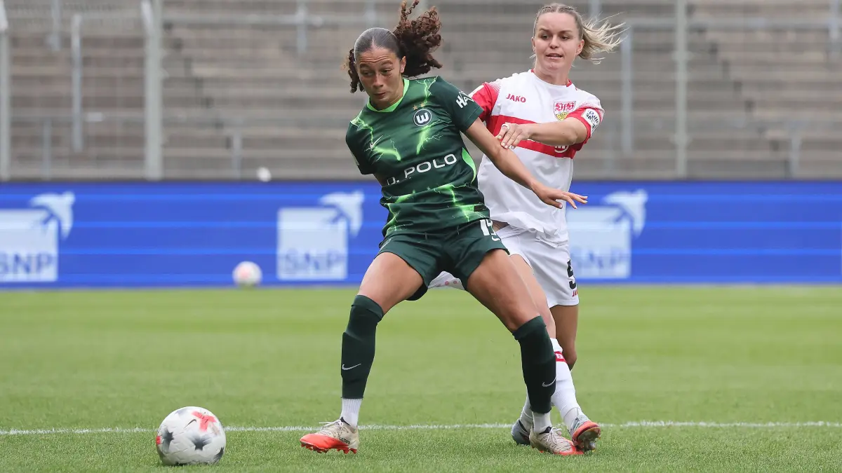 Stuttgart , Google Pixel Frauen-Bundesliga VfB Stuttgart vs VfL Wolfsburg , von links: Kessya Bussy Wolfs / Greta Stegemann VfB *** Stuttgart, Google Pixel Women s Bundesliga: VfB Stuttgart vs. VfL Wolfsburg from left: Kessya Bussy Wolfsburg, Greta Stegemann VfB