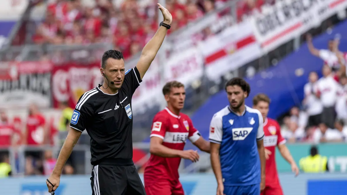 Sven Jablonski Schiedsrichter, gibt Anweisungen, gestikuliert, mit den Armen gestikulieren, Einzelbild, Einzelfoto, Aktion, Action, 12.09.2026, Sinsheim Deutschland, Fussball, Bundesliga, TSG 1899 Hoffenheim - VfB Stuttgart, DFB/DFL REGULATIONS PROHIBIT ANY USE OF PHOTOGRAPHS AS IMAGE SEQUENCES AND/OR QUASI-VIDEO. *** Sven Jablonski, referee, giving instructions, gesturing, gesturing with his arms, single frame, single photo, action, September 12, 2026, Sinsheim, Germany, soccer, Bundesliga, TSG 1899 Hoffenheim vs. VfB Stuttgart, DFB and DFL regulations prohibit any use of photographs as image sequences and/or quasi-video xozx