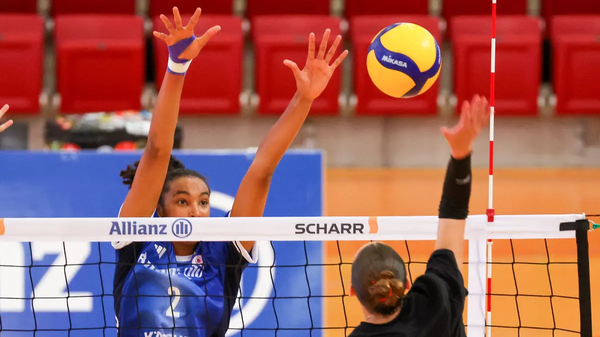 BAU// 27.09.2025, Deutschland, Stuttgart, Volleyball Bundesliga, Allianz MTV Stuttgart vs. VC Kanti Schaffhausen, v.l. Anna Koulberg (Allianz), Leilani Slacanin (Allianz), Ava Palm (VCK)