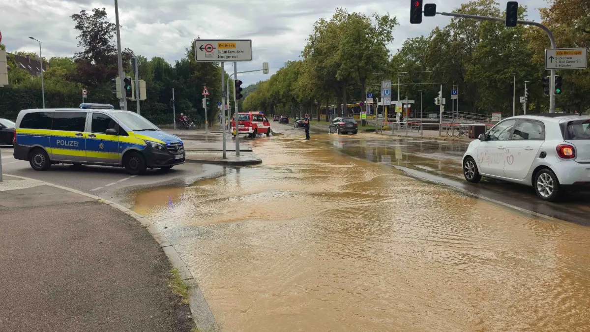 Am Sonntagmittag kam es in der Muehlhausener Strasse in Stuttgart-Muehlhausen zu einem groesseren Wasserrohrbruch. Gegen Mittag trat zunaechst Wasser auf die Fahrbahn aus und breitete sich im weiteren Verlauf zunehmend aus.<br />
<br />
Anfangs war lediglich eine Fahrbahnseite betroffen. Nach und nach trat jedoch so viel Wasser aus, dass auch die Gegenfahrbahn unter Wasser stand. Die Polizei sperrte daraufhin eine Fahrtrichtung und leitete den Verkehr oertlich um. <br />
Ebenfalls betroffen vom dem Wasserrohrbruch sine einige Haushalte. Wieviel aktuell ohne Wasserversorgung sind konnte man nicht sagen.<br />
<br />
Der zustaendige Notdienst der Netze BW Stuttgart wurde zur Einsatzstelle gerufen und kuemmerte sich um die Behebung des Wasserrohrbruchs. Die Arbeiten koennten nach ersten Einschaetzungen mehrere Stunden in Anspruch nehmen.<br />
<br />
Waehrend der Reparaturarbeiten muss mit Verkehrsbehinderungen im Bereich der Muehlhausener Strasse gerechnet werden. Die Polizei ist vor Ort und regelt den Verkehr.