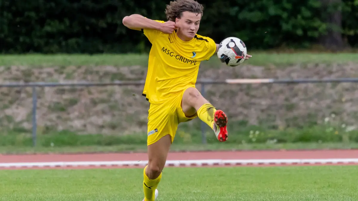Fußball SV Salamander Kornwestheim (gelb) - Drita Kosova Kornwestheim (rot) 6 Gian Luca Diego Altobelli, Foto: Andreas Essig