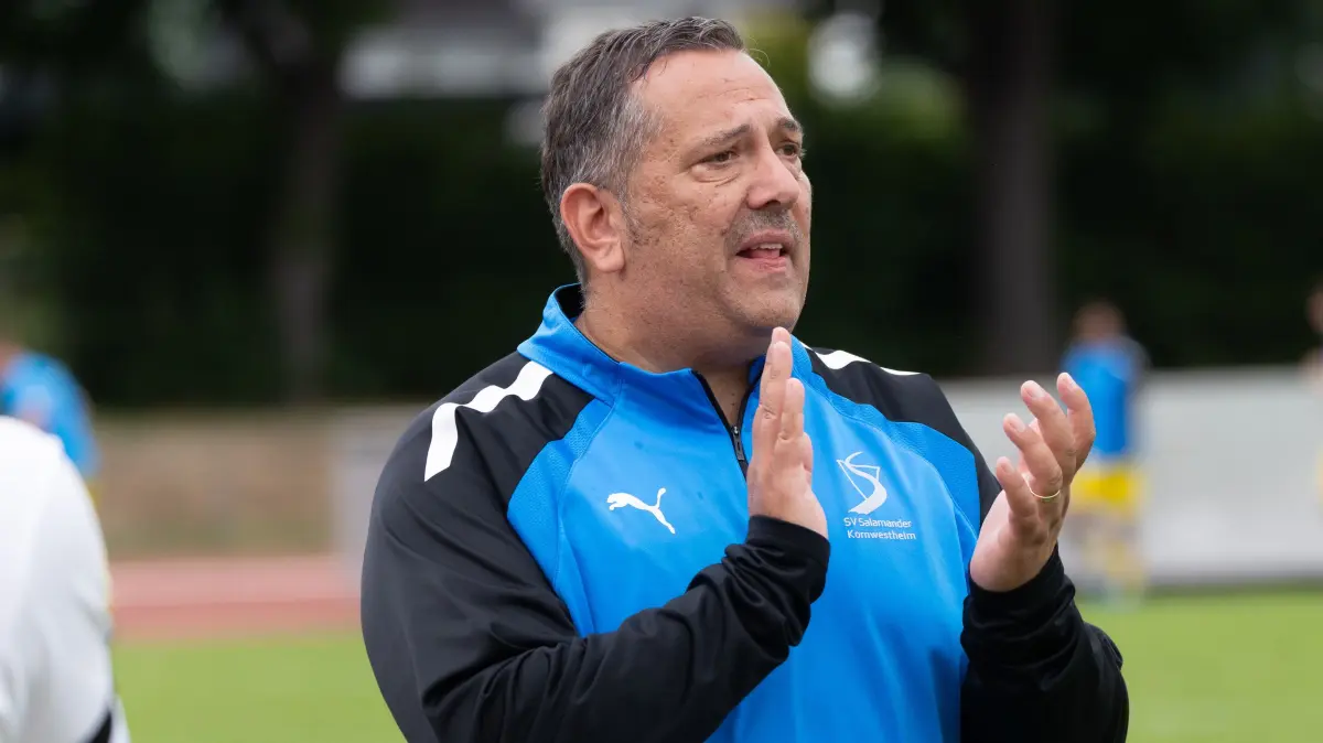 Fußball SV Salamander Kornwestheim (gelb) - Drita Kosova Kornwestheim (rot) Trainer Roberto Raimondo, Foto: Andreas Essig