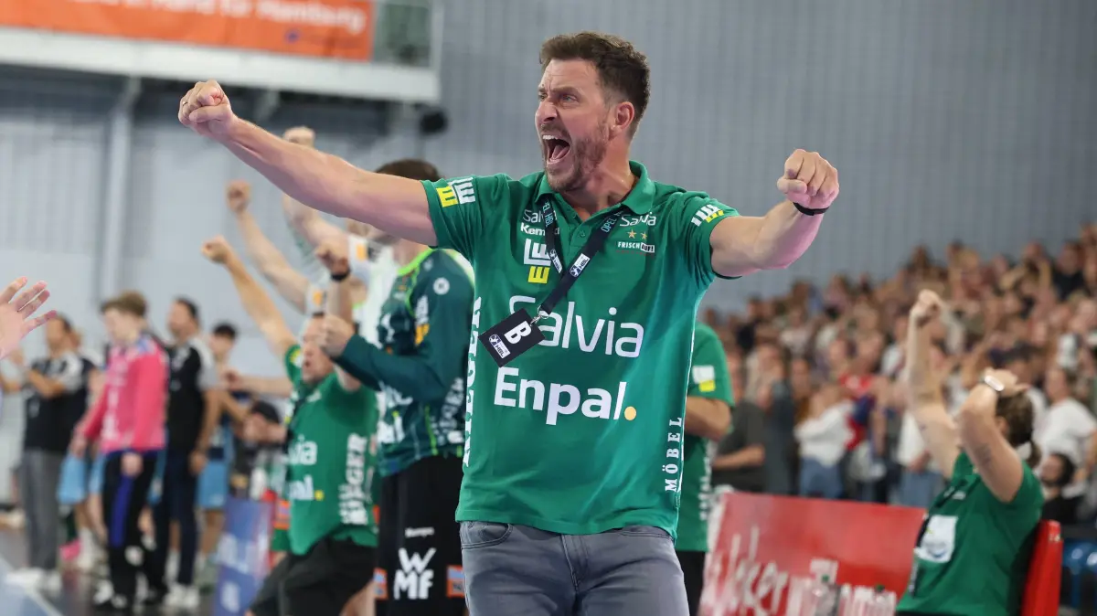 Handball I Herren I Saison 2026/2027 I Bundesliga I 4. Spieltag I Handball Club Hamburg - FRISCH AUF Göppingen I 13.09.2026 Benjamin Matschke Frisch Auf Göppingen bejubelt den Sieg Hamburg Alsterdorfer Sporthalle Hamburg Deutschland *** Handball I Men I 20262027 Season I Bundesliga I Matchday 4 I Handball Club Hamburg vs. Frisch Auf Göppingen I September 13, 2026 Benjamin Matschke Frisch Auf Göppingen celebrates the victory at the Alsterdorfer Sporthalle in Hamburg, Germany Copyright: xLobeca/RalfxHomburgx