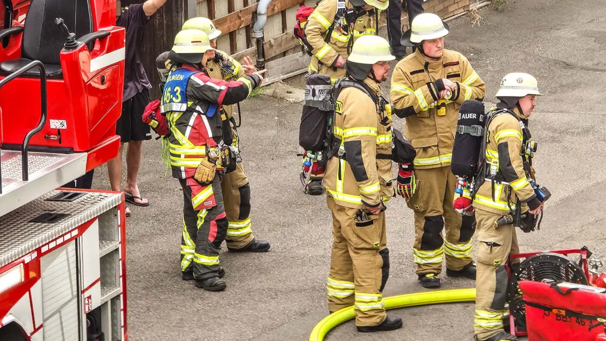Boeblingen: Brand im Sicherungskasten geht glimpflich aus : Am Sonntagnachmittag kam es in einem Mehrfamilienhaus zu einem Brand im Bereich eines Sicherungskastens. Nach ersten Informationen geriet der Sicherungskasten vermutlich aufgrund eines technischen Defekts in Brand. Dabei kam es auch zu offenen Flammen. Das Feuer blieb jedoch auf den Bereich des Sicherungskastens begrenzt.<br />
<br />
Die Feuerwehr konnte den Brand mit einem Pulverloescher schnell loeschen. Vorsorglich wurde eine Loeschleitung vorbereitet, diese musste jedoch nicht eingesetzt werden.<br />
<br />
Zum Zeitpunkt des Brandes befand sich ein Bewohner in der Wohnung. Er bemerkte den Rauch und verstaendigte die Einsatzkraefte. Verletzt wurde nach bisherigen Erkenntnissen niemand.<br />
<br />
Da sich Rauch im Gebaeude ausgebreitet hatte, fuehrte die Feuerwehr umfangreiche Belueftungsmassnahmen durch. Zudem wurden Messungen im Bereich des Sicherungskastens und an angrenzenden Waenden vorgenommen, um moegliche erhoehte Temperaturen oder weitere Auffaelligkeiten auszuschliessen. Die betroffene Wohnung wurde vorruebergehend stromlos geschaltet.<br />
<br />
Zur weiteren Ueberpruefung der elektrischen Anlage wurde ausserdem die Netze BW hinzugezogen. Die genaue Brandursache sowie die Hoehe des entstandenen Sachschadens sind derzeit noch nicht bekannt.<br />
<br />
Fuer die Bewohner ging der Einsatz damit letztlich glimpflich aus.
