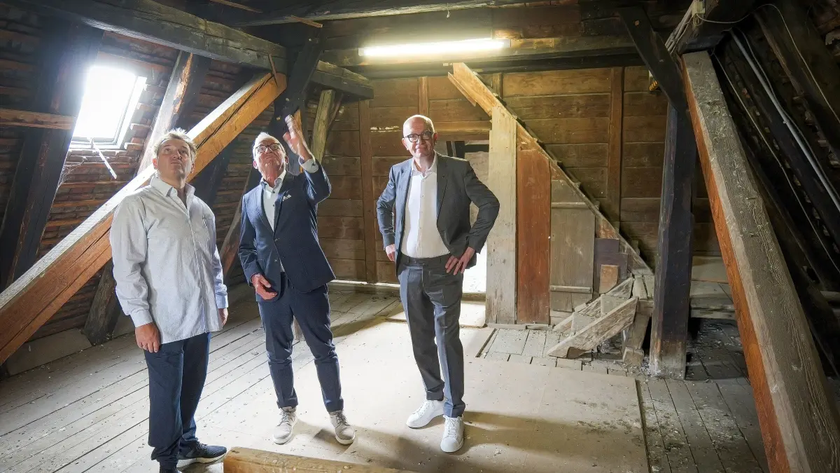 Strobel: Leonberg - Tag des offenen Denkmals: Landtagspräsident Strobl besucht den Schwarzen Adler in Leonberg . Auch im Bild: Oliver Zander ( CDU )